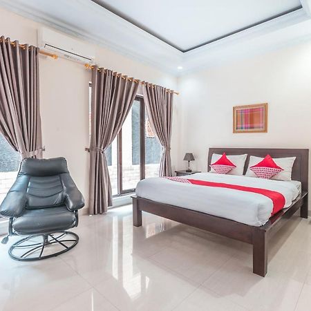 Oyo 1667 Wisma Lux Barkah Джакарта Екстериор снимка