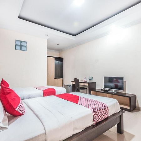 Oyo 1667 Wisma Lux Barkah Джакарта Екстериор снимка