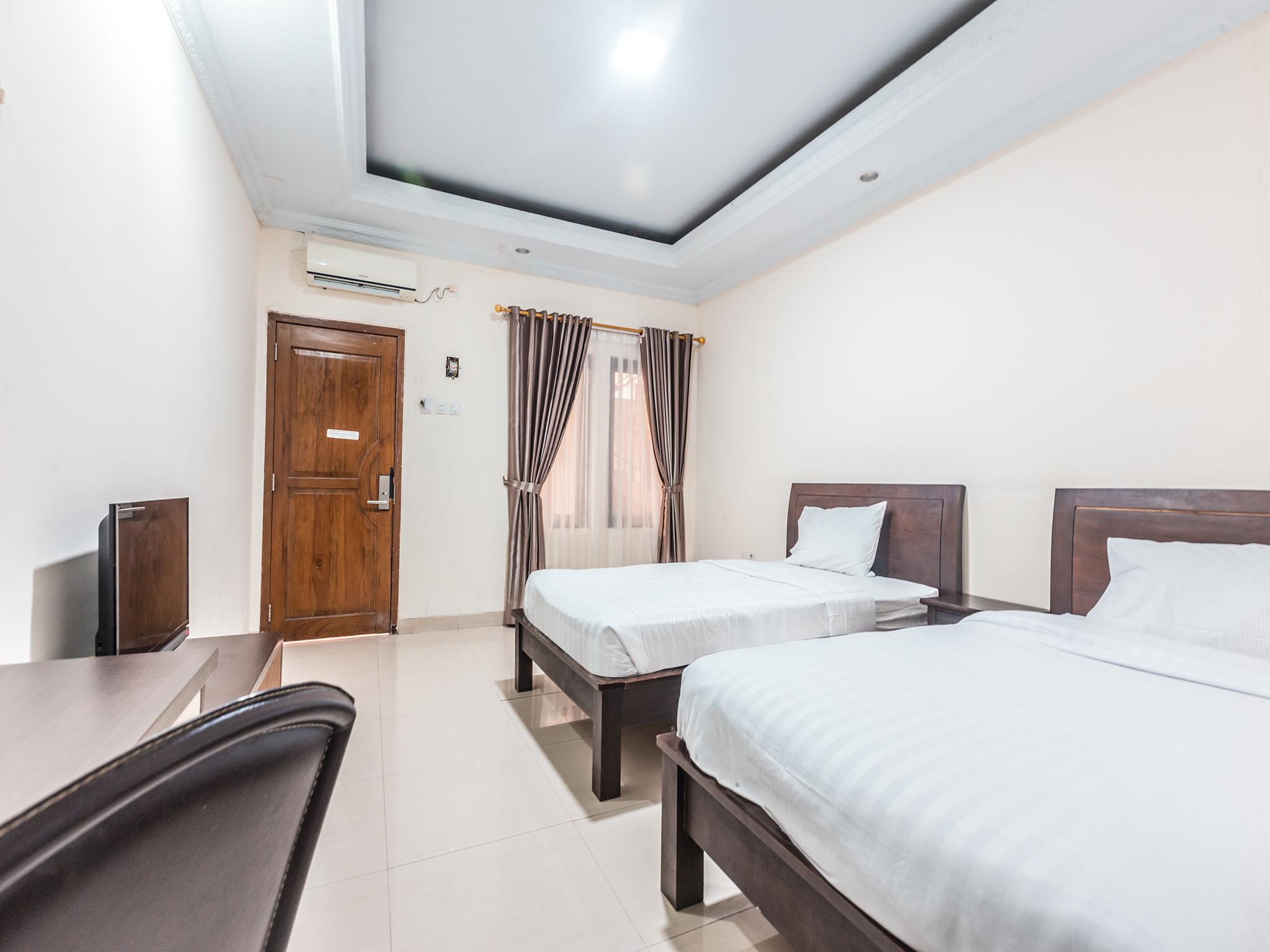 Oyo 1667 Wisma Lux Barkah Джакарта Екстериор снимка
