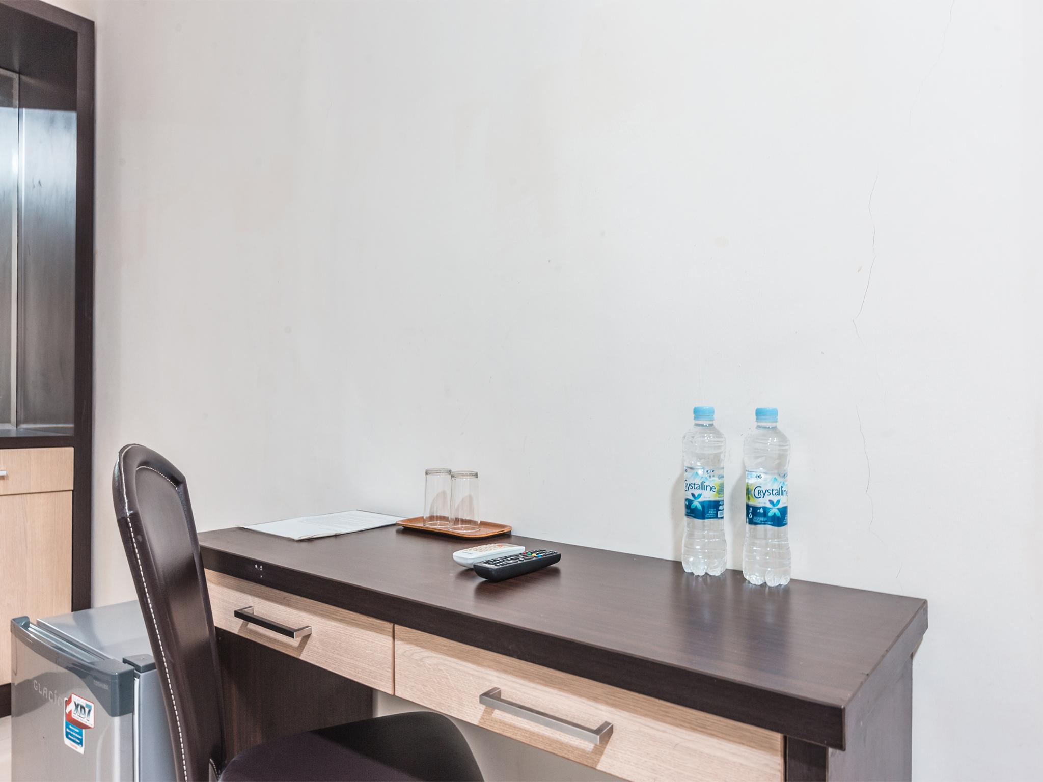 Oyo 1667 Wisma Lux Barkah Джакарта Екстериор снимка