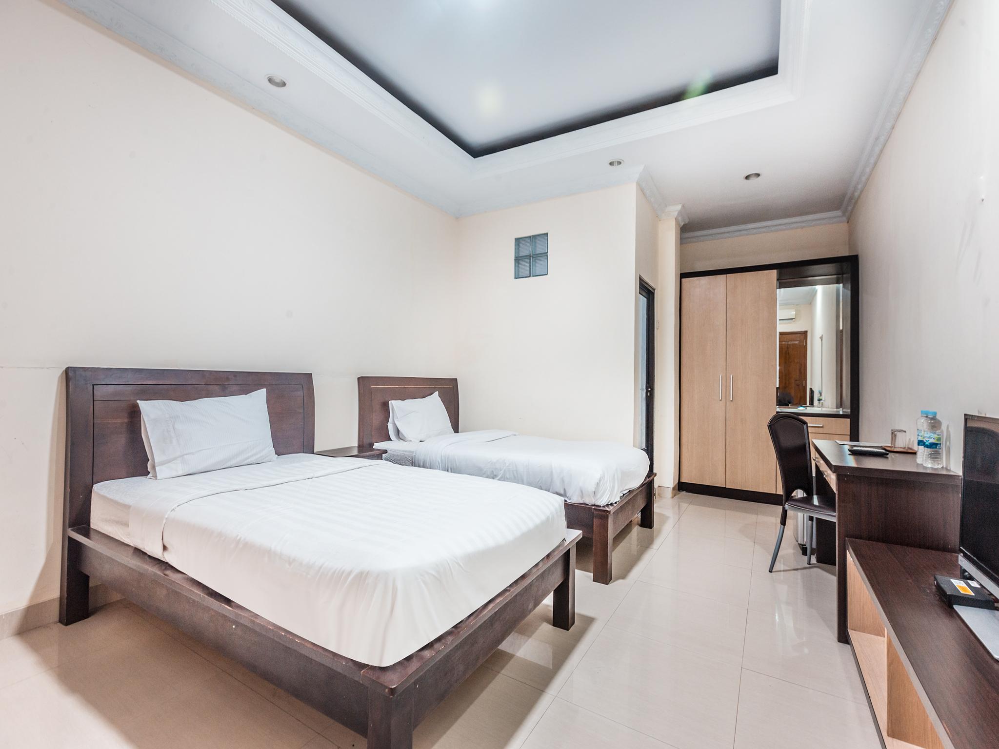 Oyo 1667 Wisma Lux Barkah Джакарта Екстериор снимка
