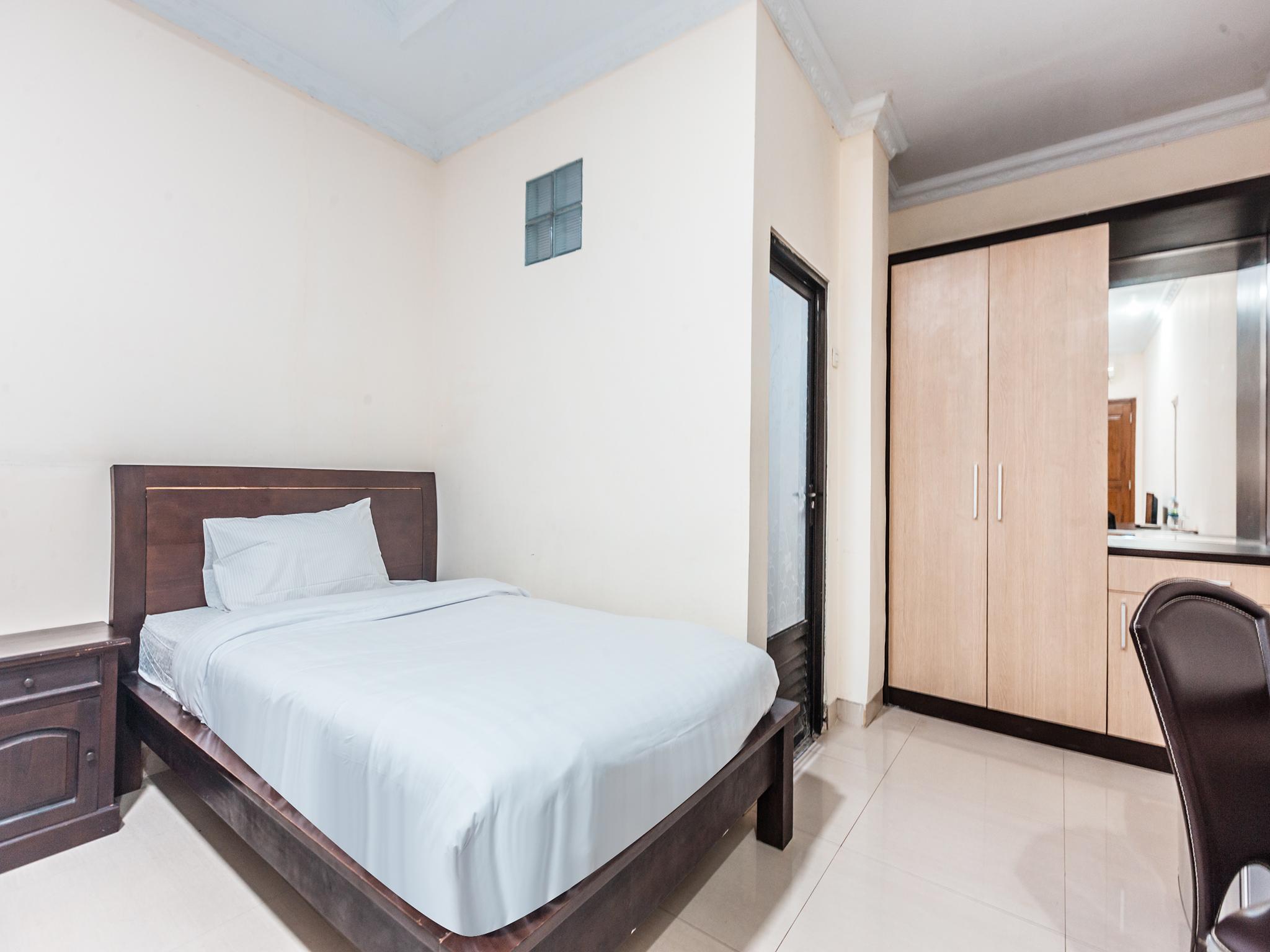 Oyo 1667 Wisma Lux Barkah Джакарта Екстериор снимка