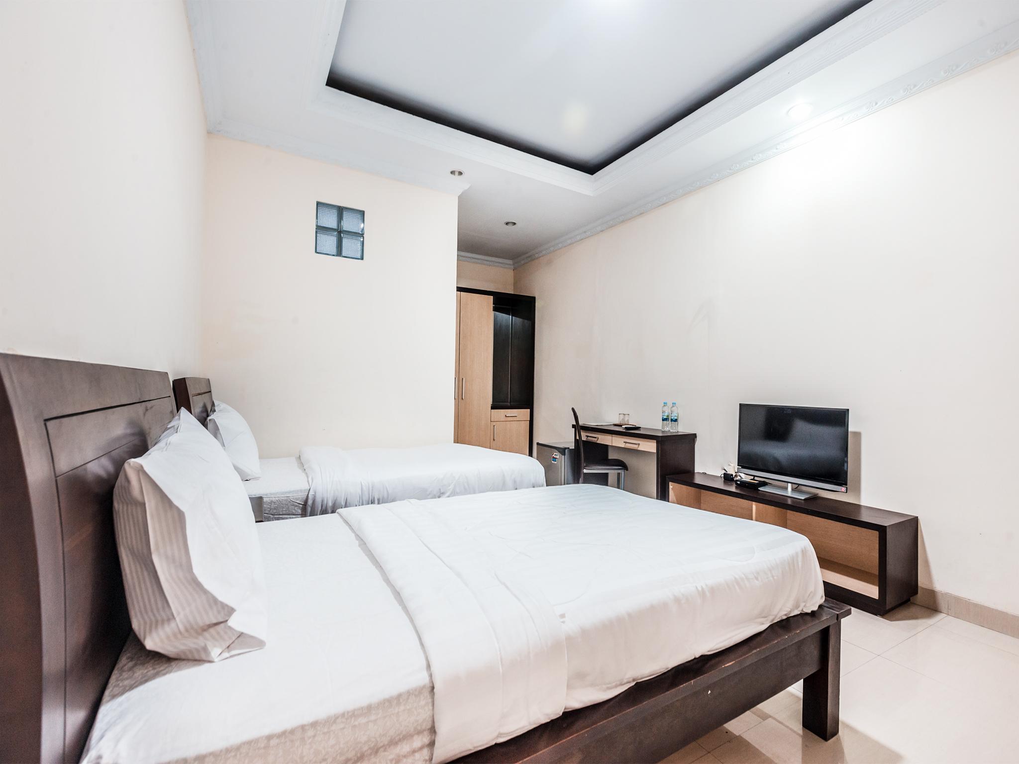 Oyo 1667 Wisma Lux Barkah Джакарта Екстериор снимка