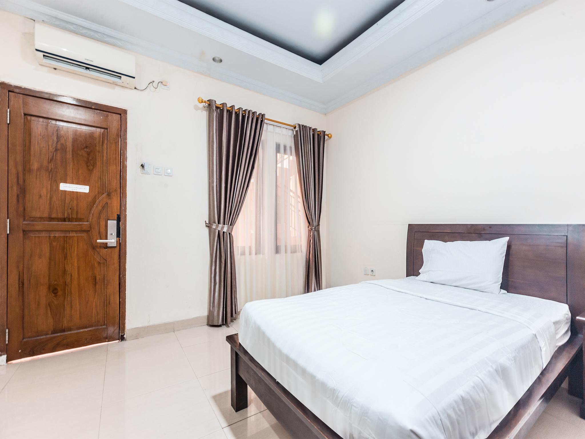 Oyo 1667 Wisma Lux Barkah Джакарта Екстериор снимка