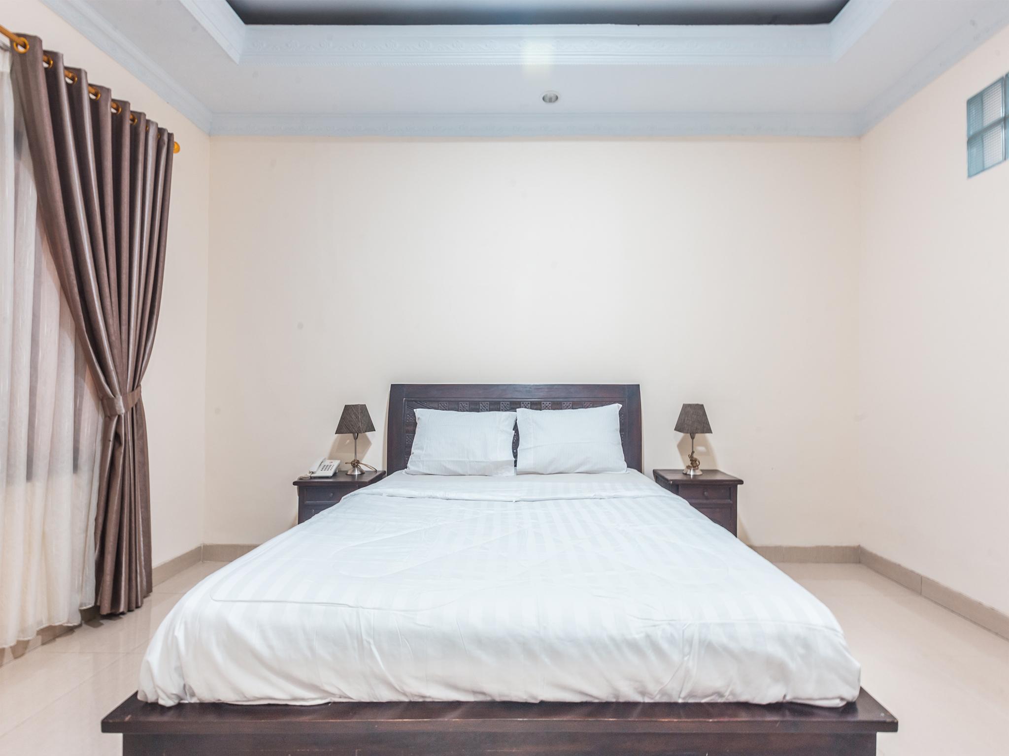 Oyo 1667 Wisma Lux Barkah Джакарта Екстериор снимка