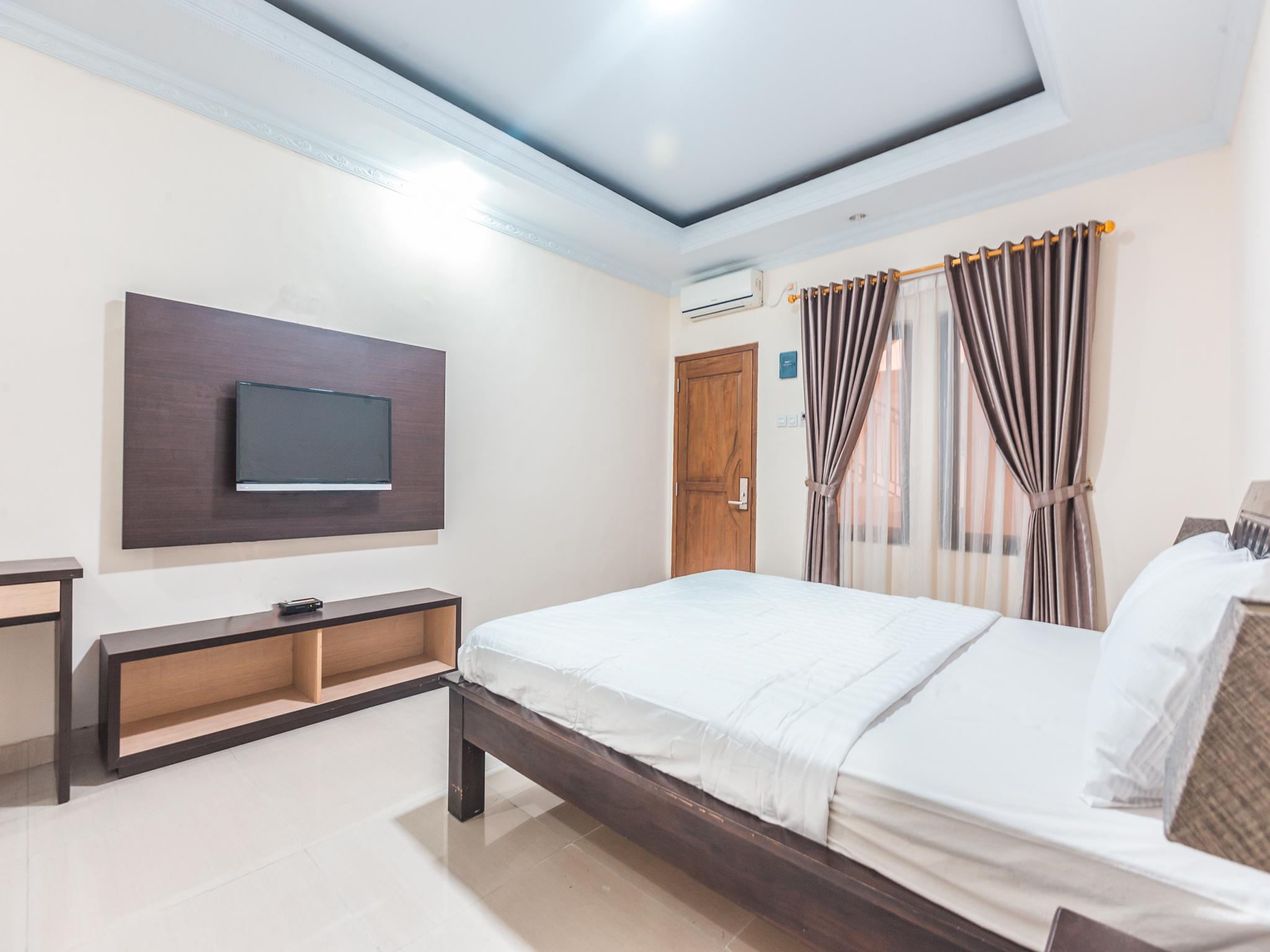 Oyo 1667 Wisma Lux Barkah Джакарта Екстериор снимка