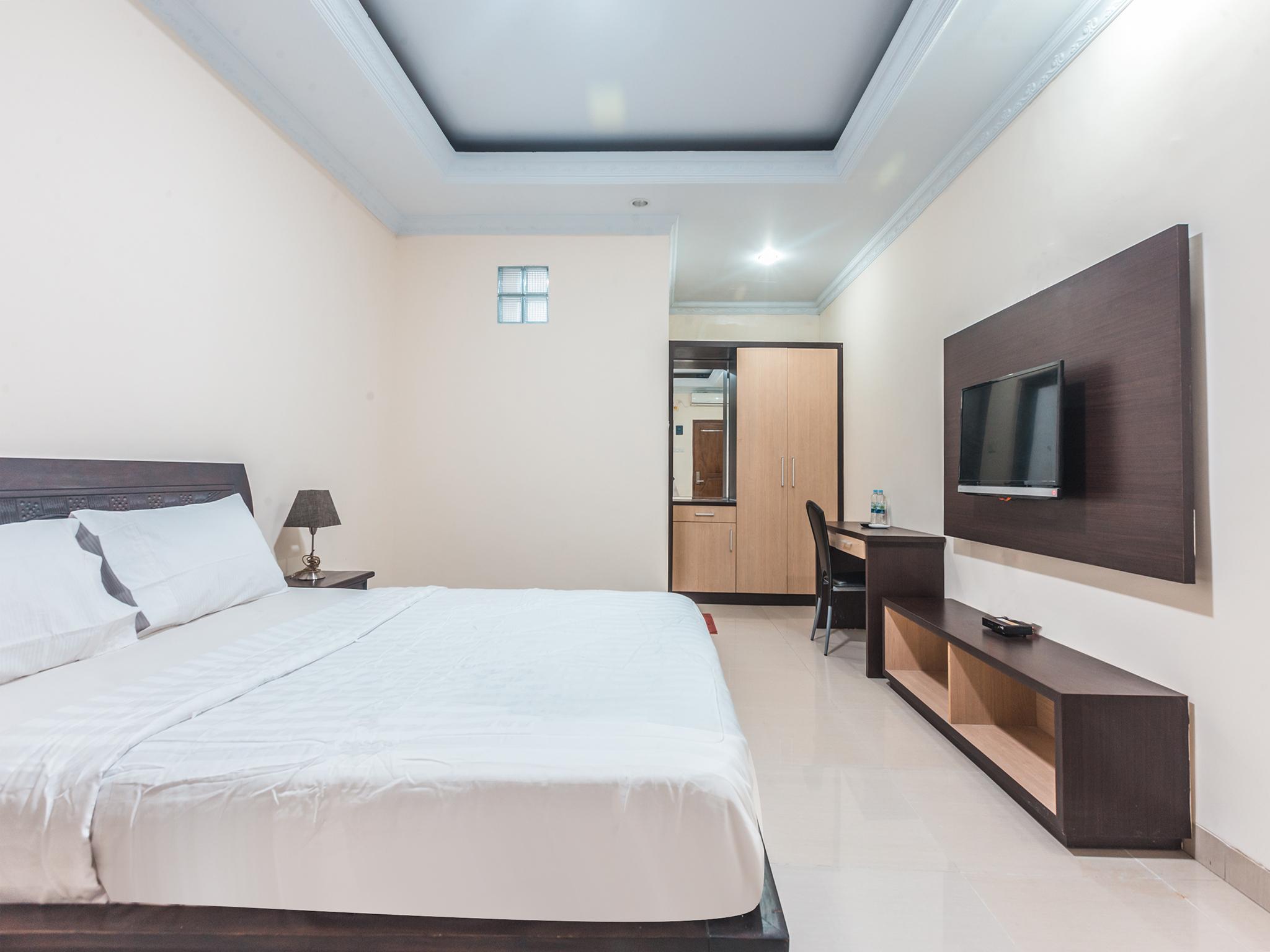Oyo 1667 Wisma Lux Barkah Джакарта Екстериор снимка