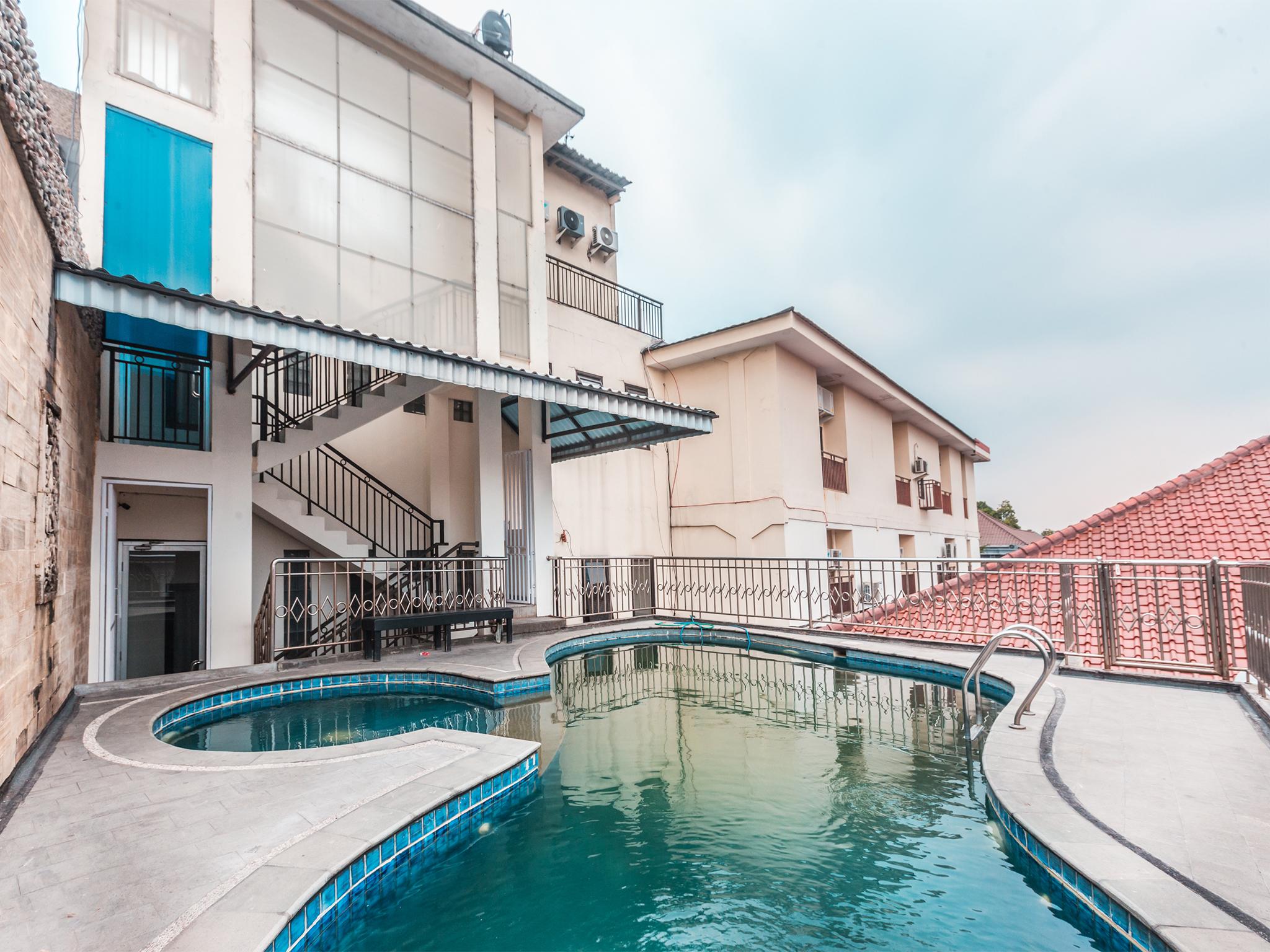 Oyo 1667 Wisma Lux Barkah Джакарта Екстериор снимка