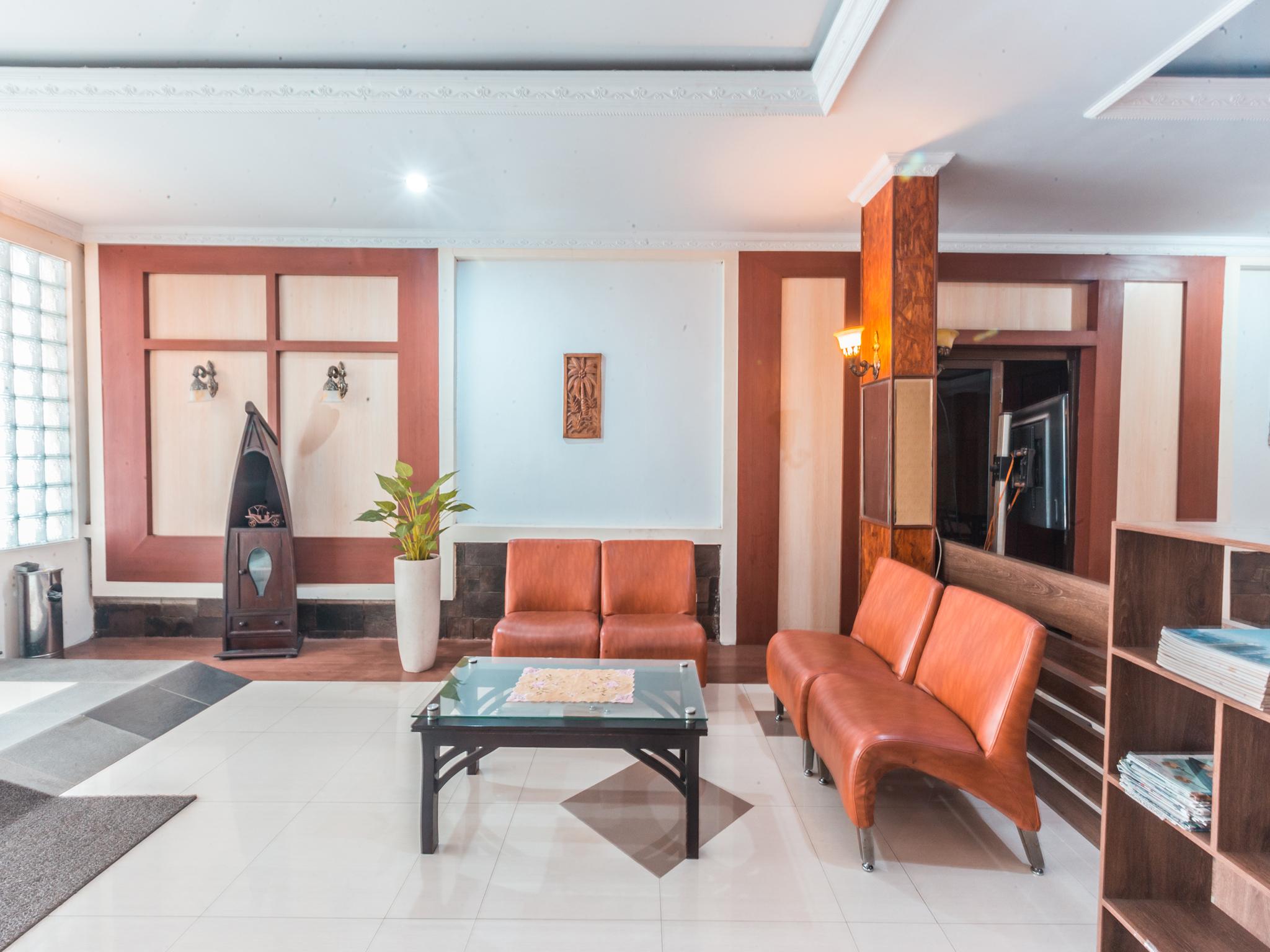 Oyo 1667 Wisma Lux Barkah Джакарта Екстериор снимка