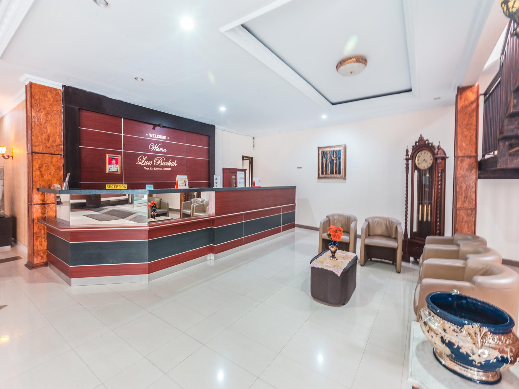 Oyo 1667 Wisma Lux Barkah Джакарта Екстериор снимка