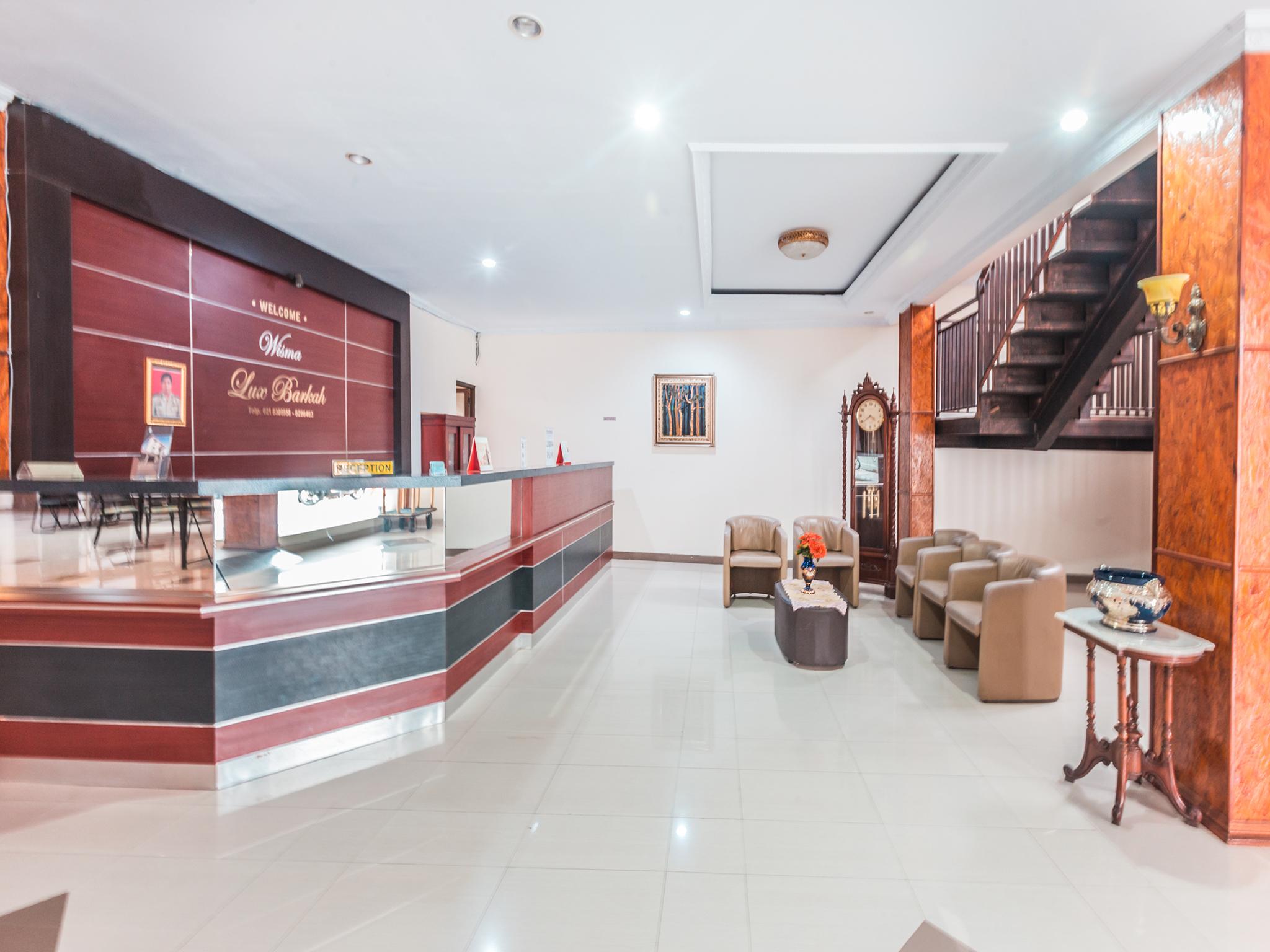 Oyo 1667 Wisma Lux Barkah Джакарта Екстериор снимка