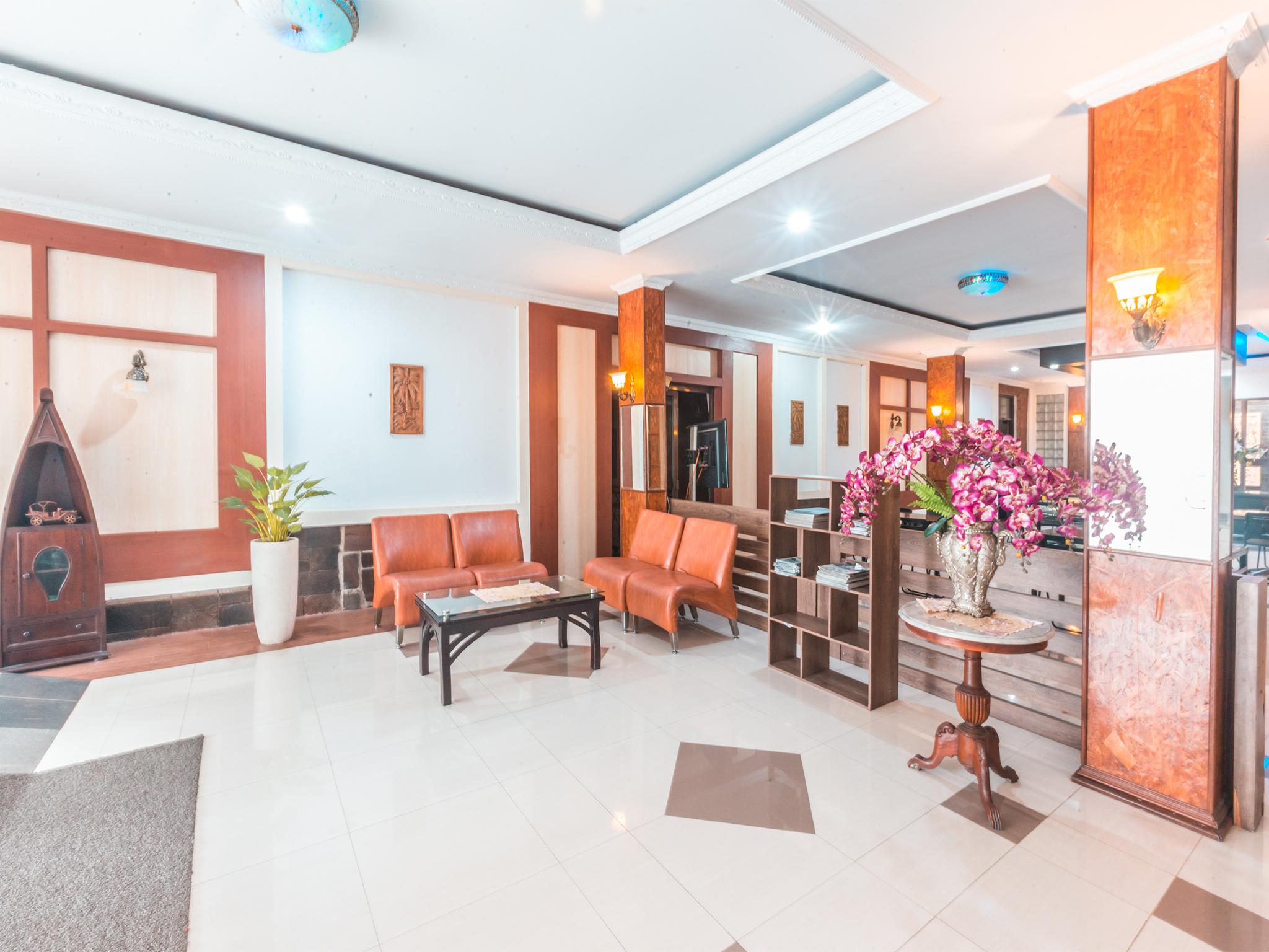 Oyo 1667 Wisma Lux Barkah Джакарта Екстериор снимка