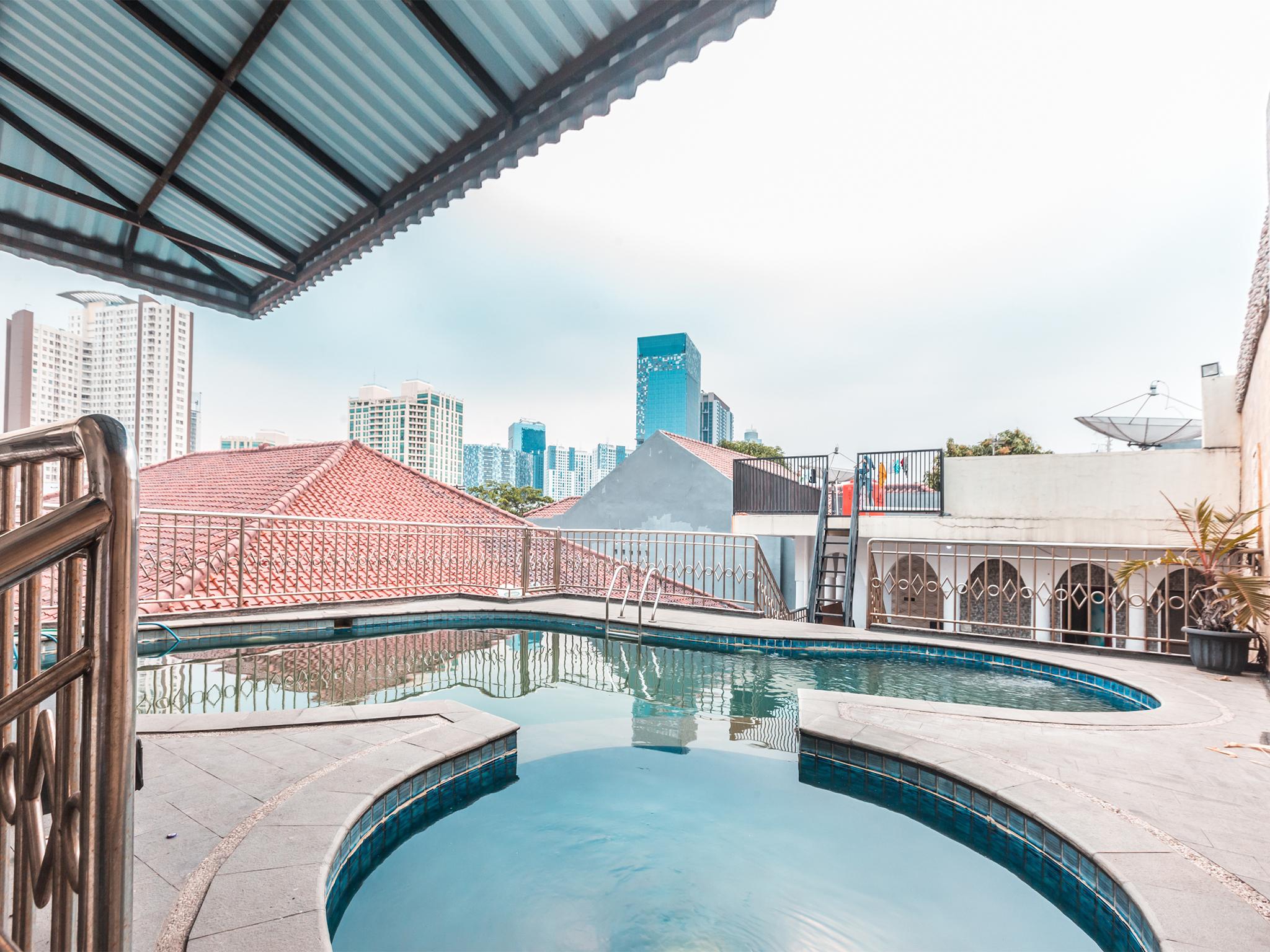 Oyo 1667 Wisma Lux Barkah Джакарта Екстериор снимка