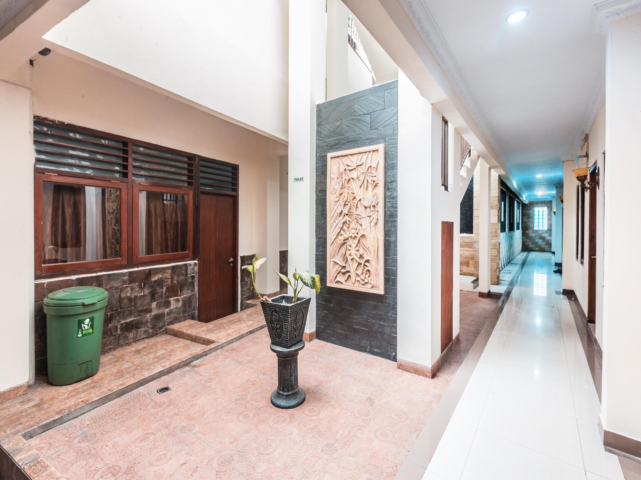 Oyo 1667 Wisma Lux Barkah Джакарта Екстериор снимка