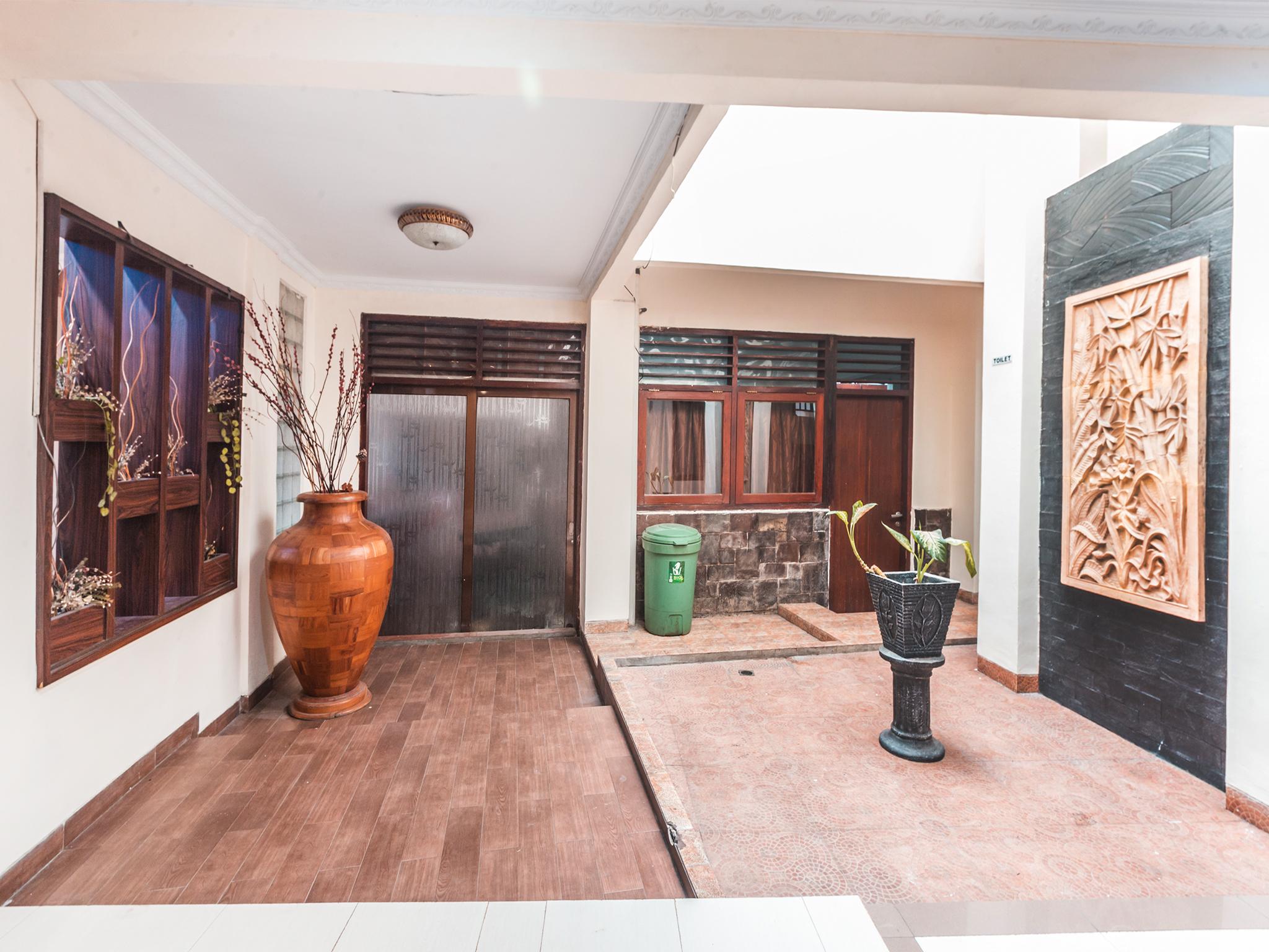 Oyo 1667 Wisma Lux Barkah Джакарта Екстериор снимка