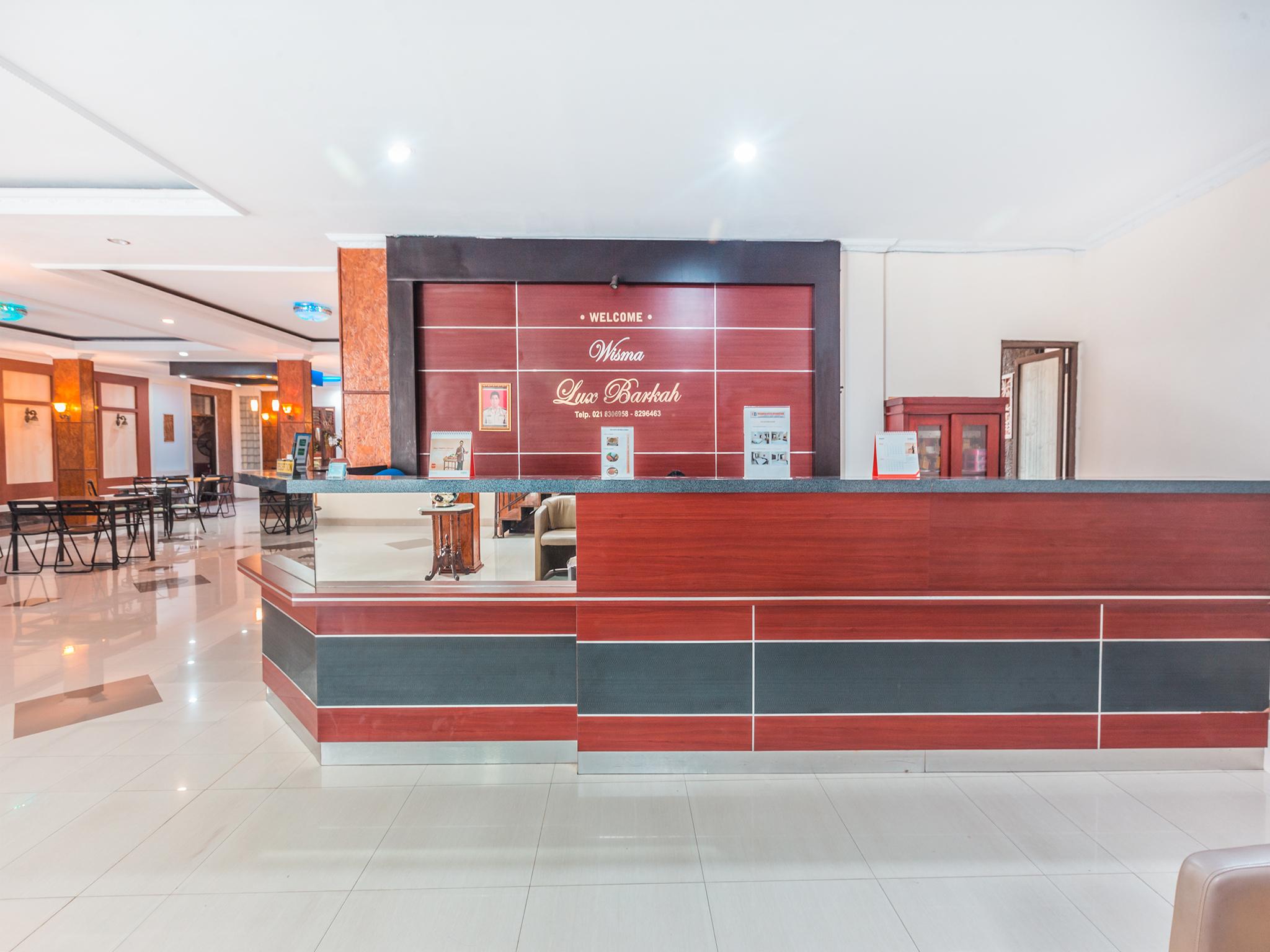 Oyo 1667 Wisma Lux Barkah Джакарта Екстериор снимка