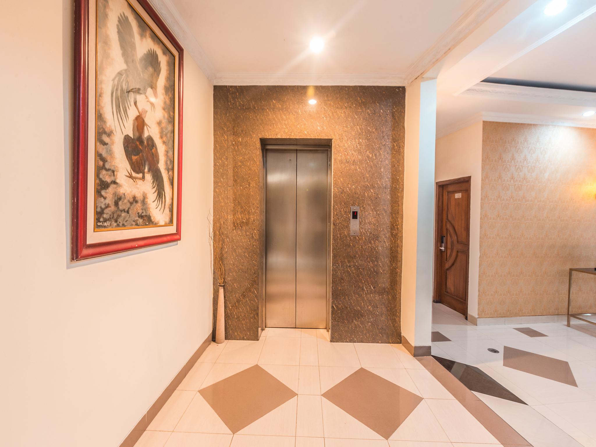 Oyo 1667 Wisma Lux Barkah Джакарта Екстериор снимка