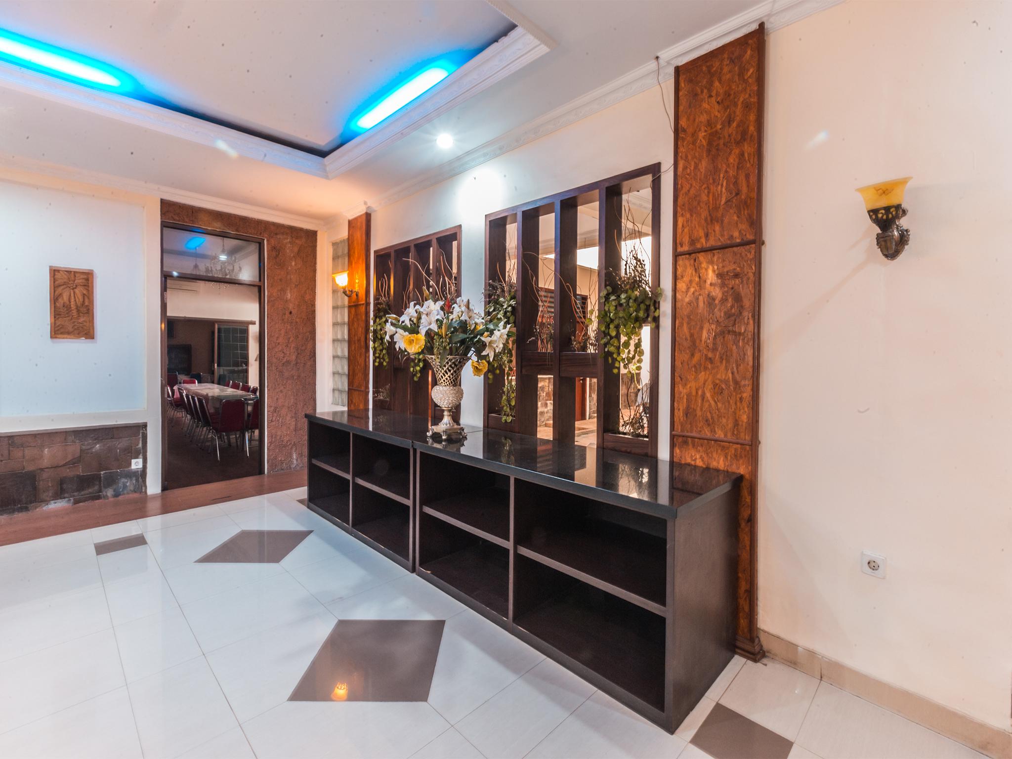 Oyo 1667 Wisma Lux Barkah Джакарта Екстериор снимка