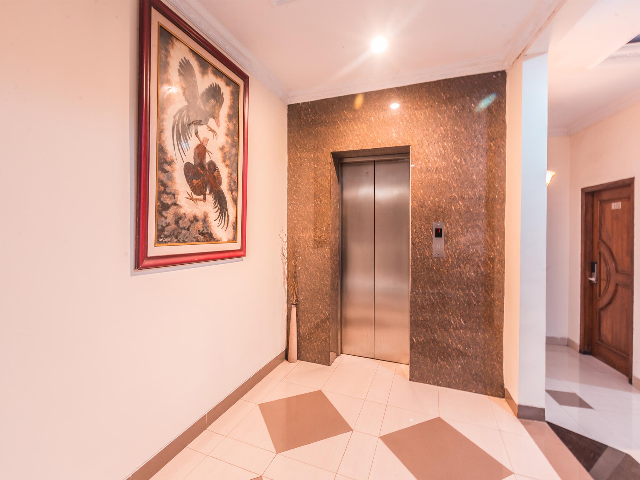 Oyo 1667 Wisma Lux Barkah Джакарта Екстериор снимка