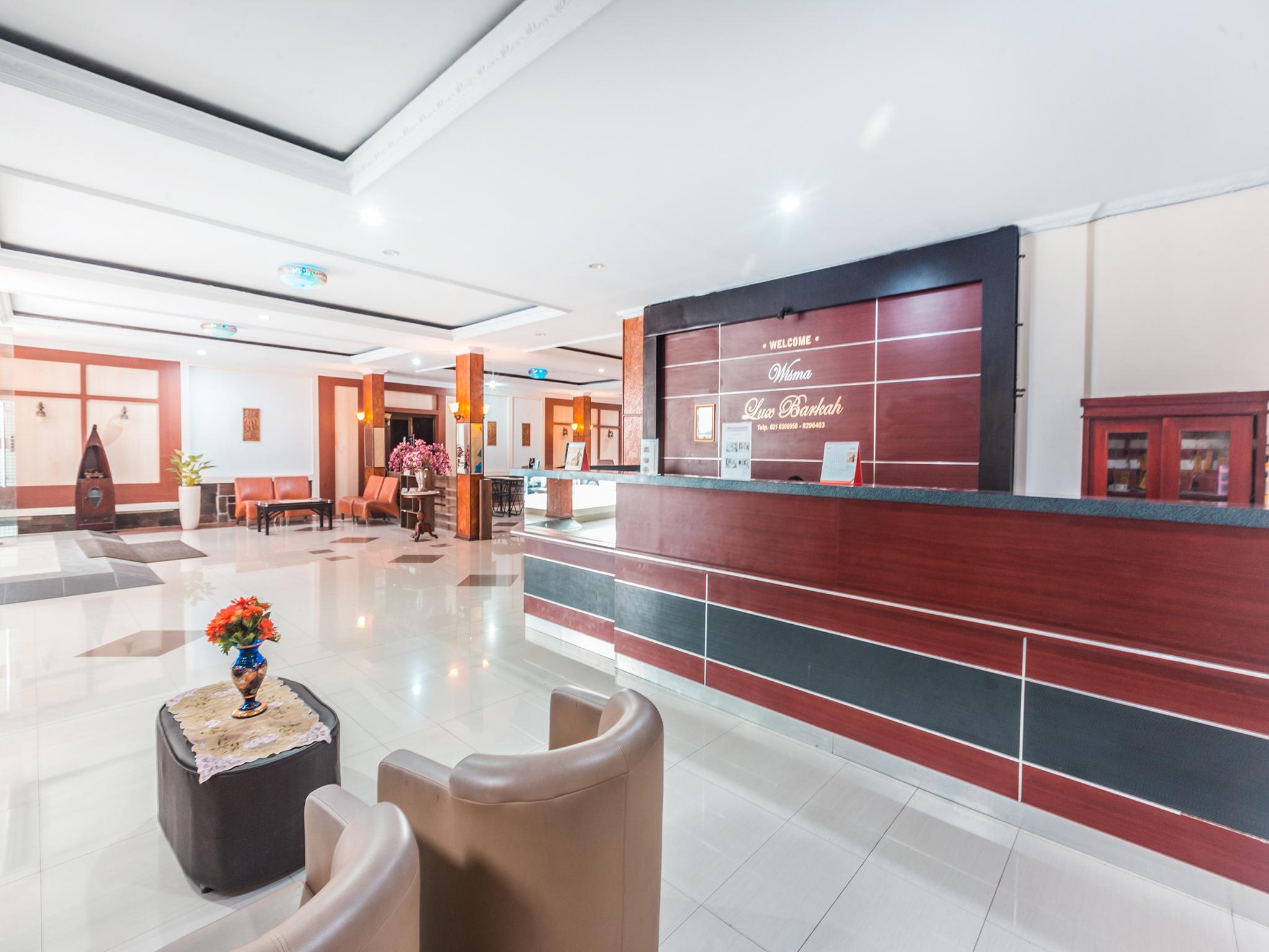 Oyo 1667 Wisma Lux Barkah Джакарта Екстериор снимка