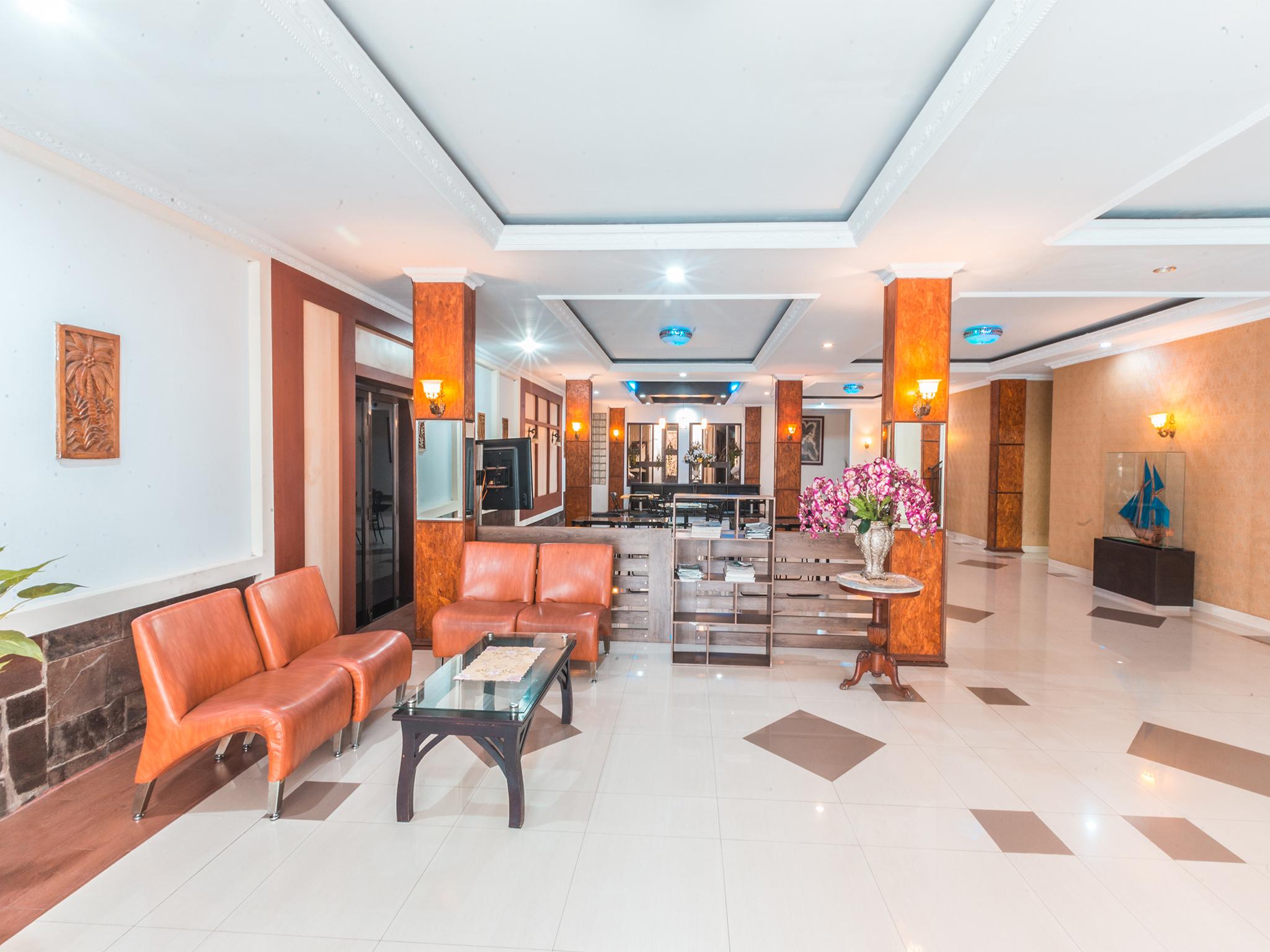 Oyo 1667 Wisma Lux Barkah Джакарта Екстериор снимка