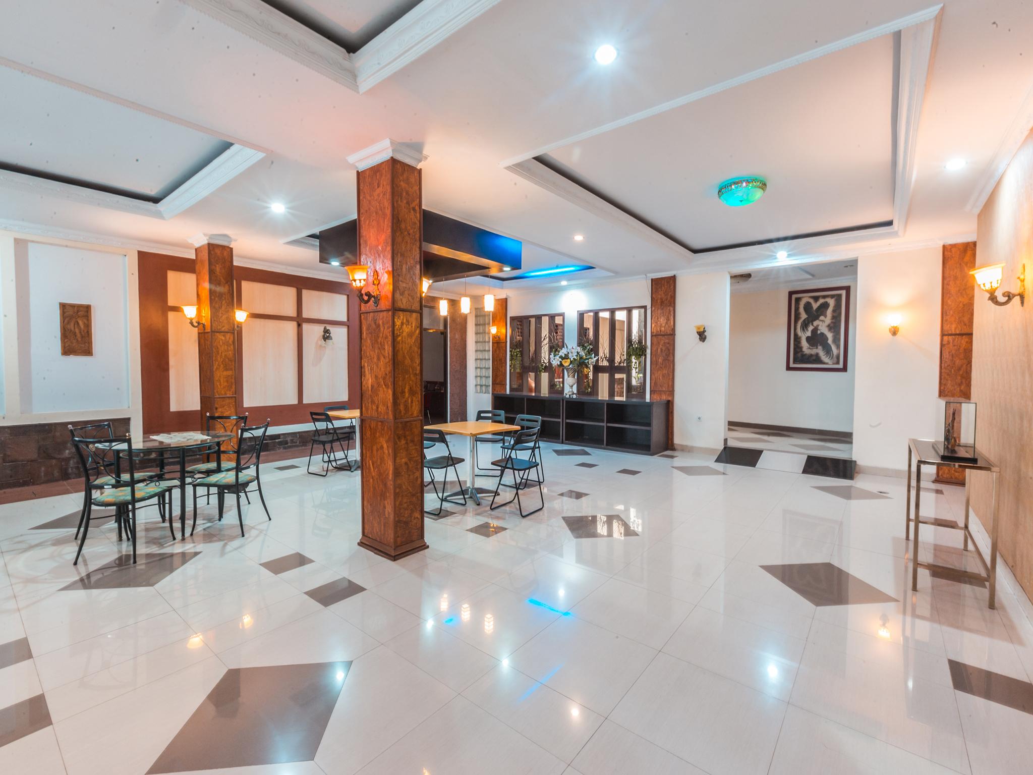 Oyo 1667 Wisma Lux Barkah Джакарта Екстериор снимка