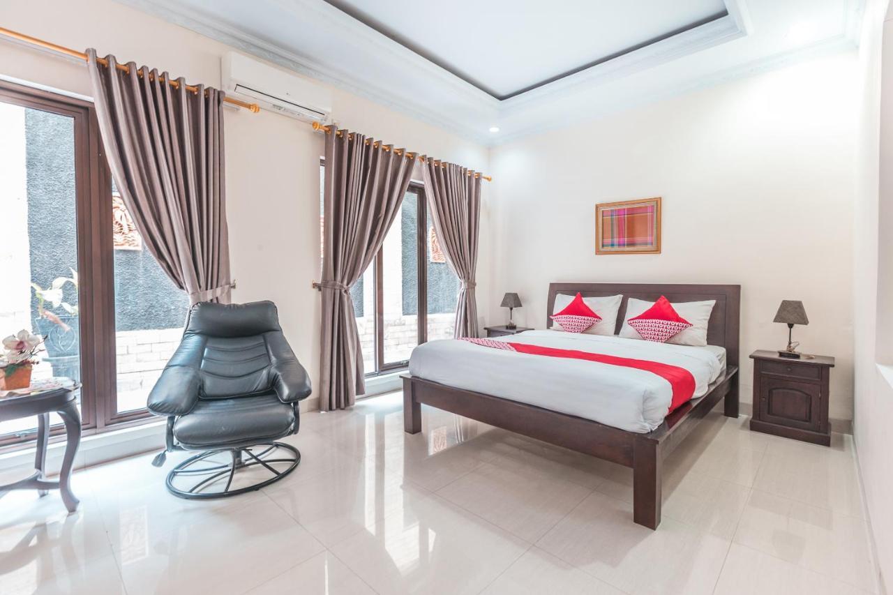 Oyo 1667 Wisma Lux Barkah Джакарта Екстериор снимка