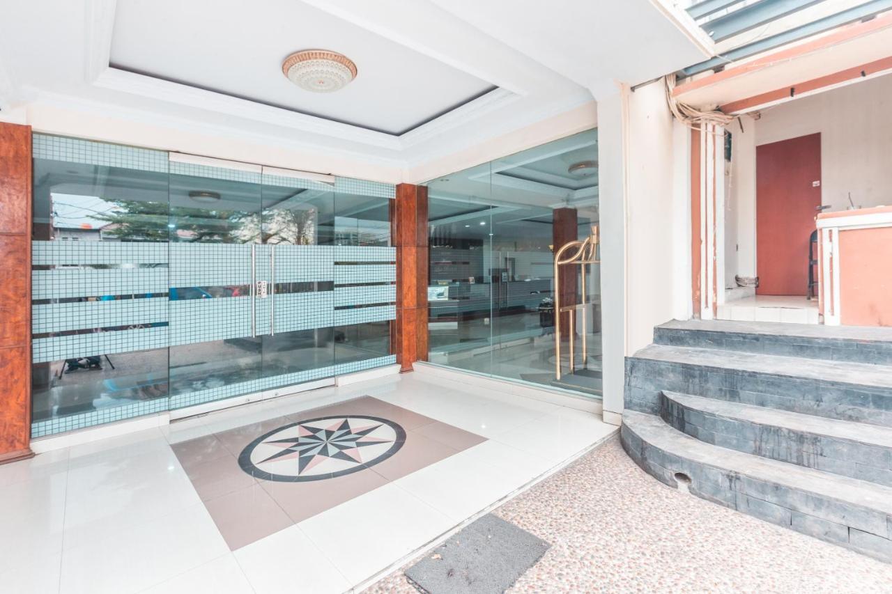 Oyo 1667 Wisma Lux Barkah Джакарта Екстериор снимка