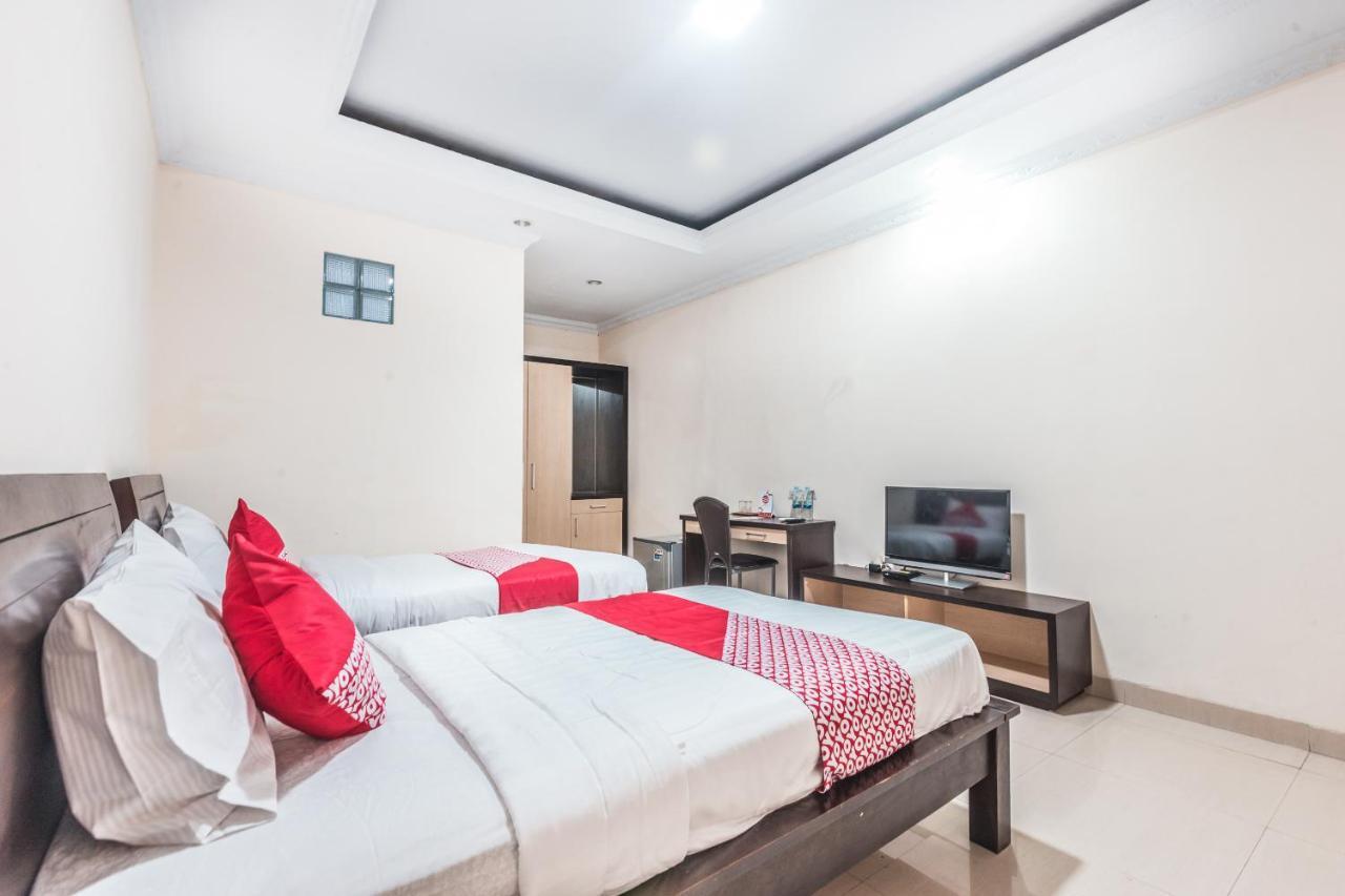 Oyo 1667 Wisma Lux Barkah Джакарта Екстериор снимка