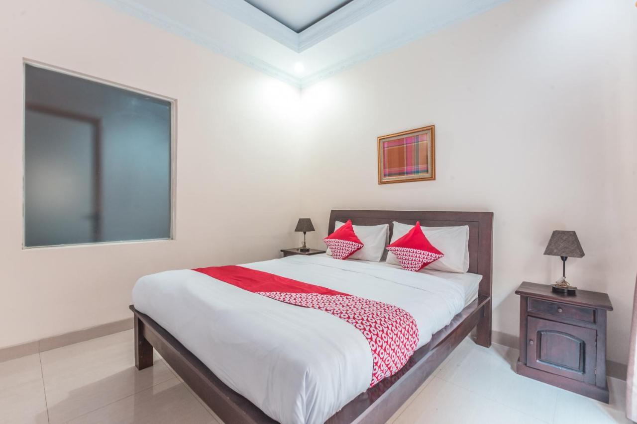 Oyo 1667 Wisma Lux Barkah Джакарта Екстериор снимка