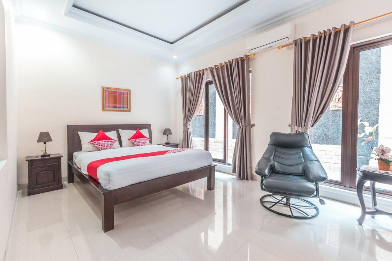 Oyo 1667 Wisma Lux Barkah Джакарта Екстериор снимка